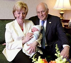 Mary  Cheney y Heather Poe han presentado a su primer hijo.