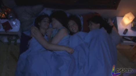 chicas en la cama