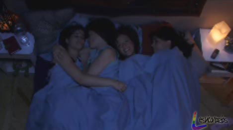 chicas en la cama