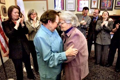 2 octogenarias ser&aacute;n la primera pareja gay en casarse en California