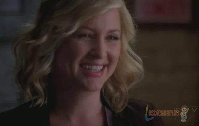 Arizona Robbins sonriendo