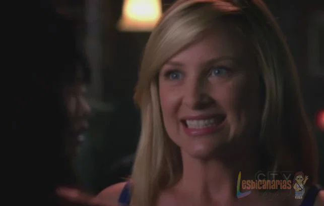 Arizona Robbins sonriendo