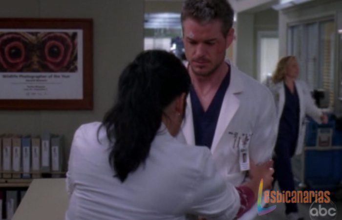 Callie escondiéndose detrás de Mark