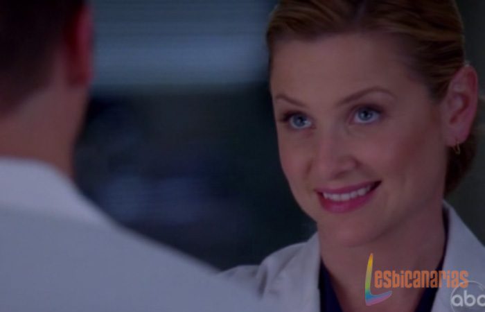 Arizona Robbins sonriendo