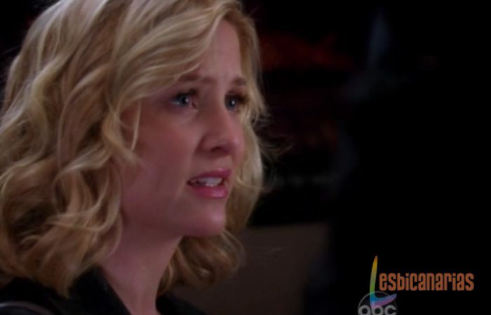 Arizona Robbins sufriendo