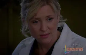 Arizona mirando compungida