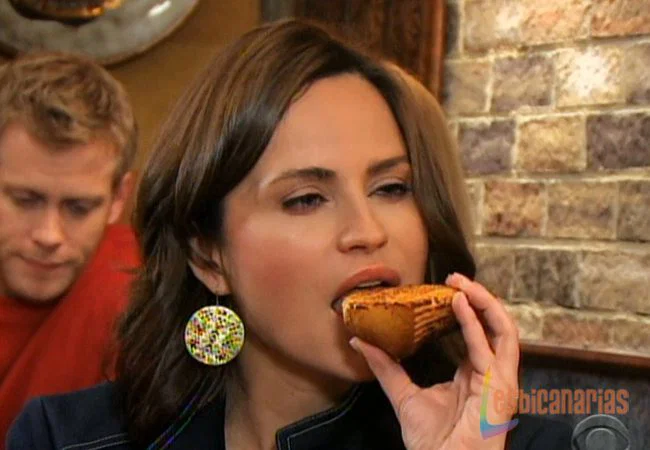 Olivia comiéndose un Muffin