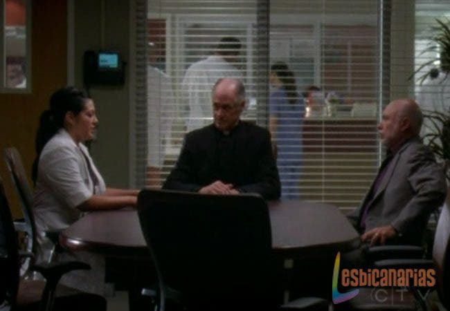 Callie sentada hablando con su padre