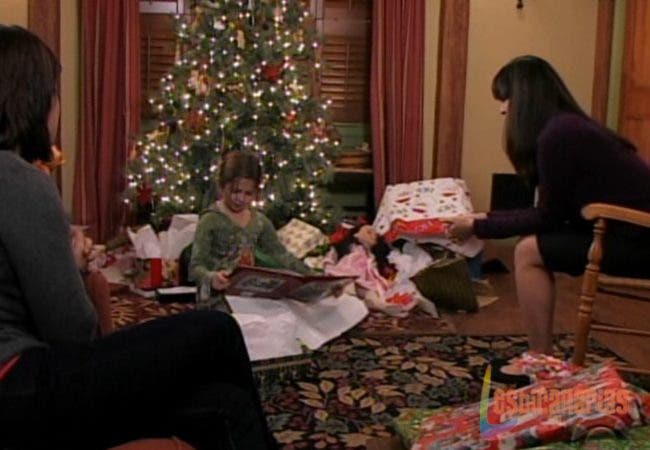 Olivia, Natalia y Emma abriendo regalos