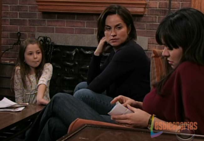 Olivia, Natalia y Emma en el sillón
