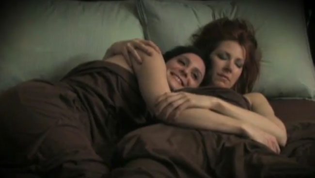 pareja l&eacute;sbica en la cama