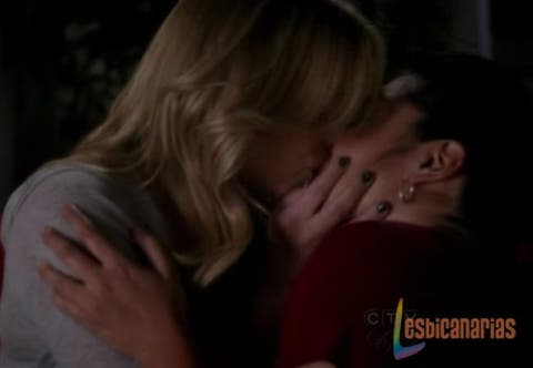 Callie y Arizona bes&aacute;ndose