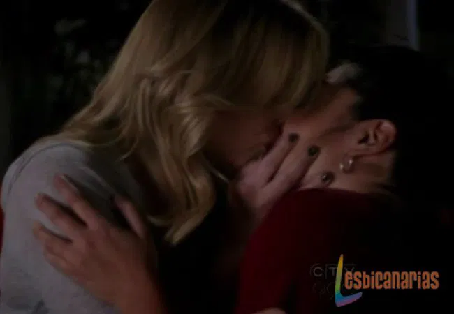 Callie y Arizona besándose