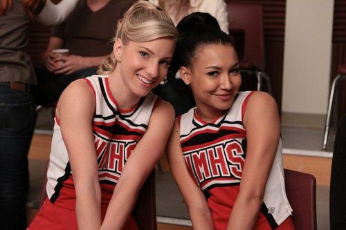 Brittany y Santana se van a besar en Glee