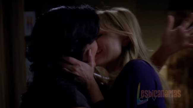 Callie y Arizona bes&aacute;ndose