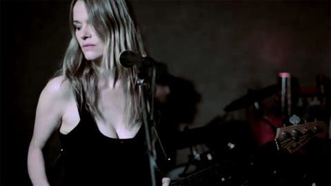 Uh Huh Her estrena el video de Black and Blue