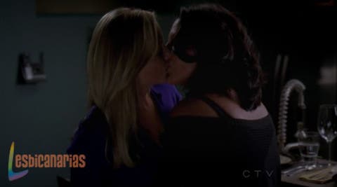 Callie y Arizona bes&aacute;ndose