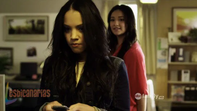 Emily y Maya en Pretty Little Liars