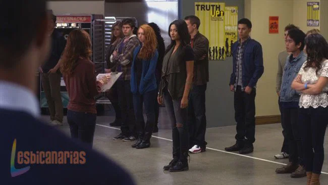Pretty Little Liars 2x19-04