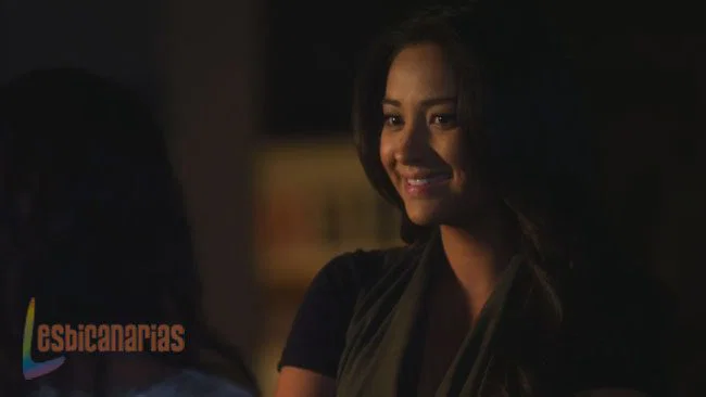 Pretty Little Liars 2x19-10