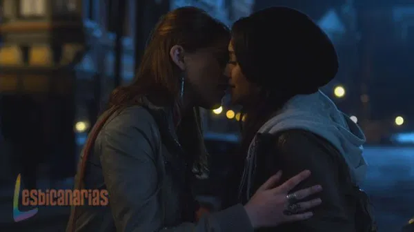 Emily y Paige beso