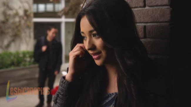 Pretty Little Liars 2x21-14