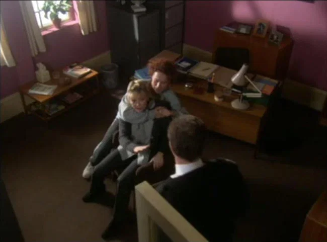 BG 2x05 La loca cogiendo a Karen de rehén