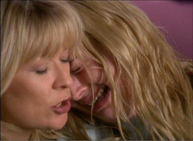 BG 2x06 Shell llorando en hombro Karen