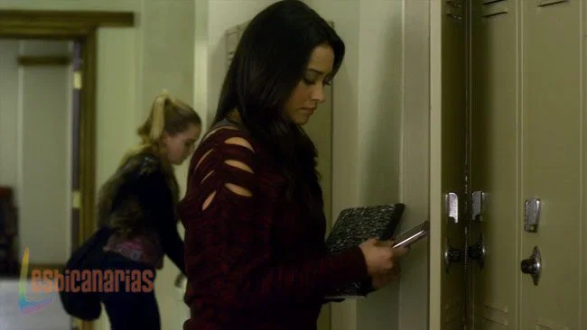 Pretty Little Liars 2x23-02
