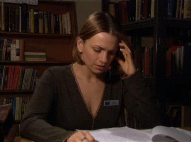 BG 2x07 Helen estudiando expediente