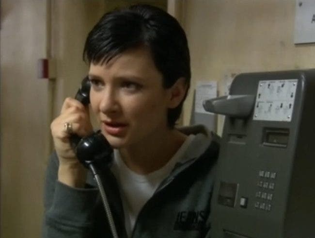 BG 2x13 Nikki hablando por teléfono