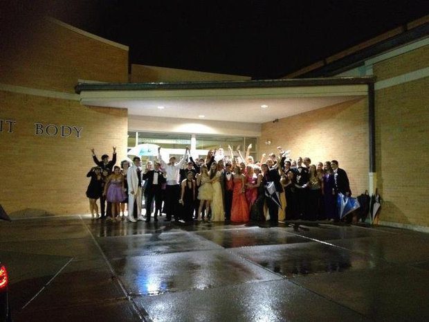 Una escuela impide la entrada a una pareja de lesbianas en su baile de graduaci&oacute;n