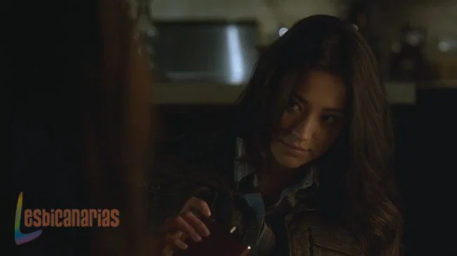 Pretty Little Liars 3x01-01