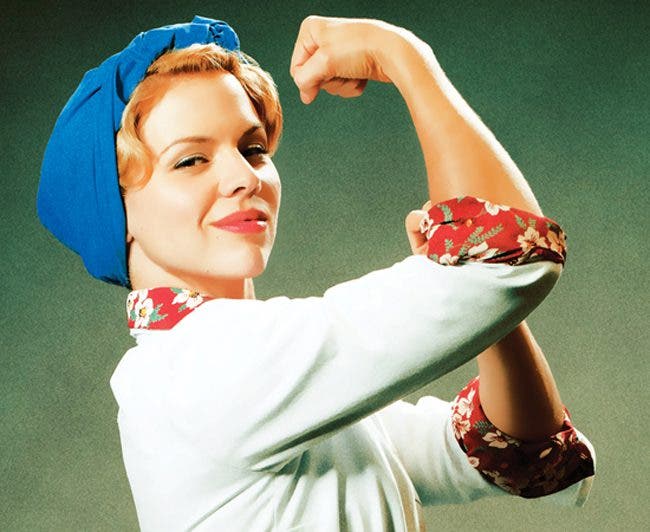 Betty y Kate resumen de episodio 1&times;01 Bomb Girls