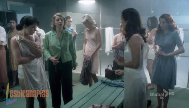 Betty y Kate 1x02-02 Betty, Kate y Gladys en los vestuarios