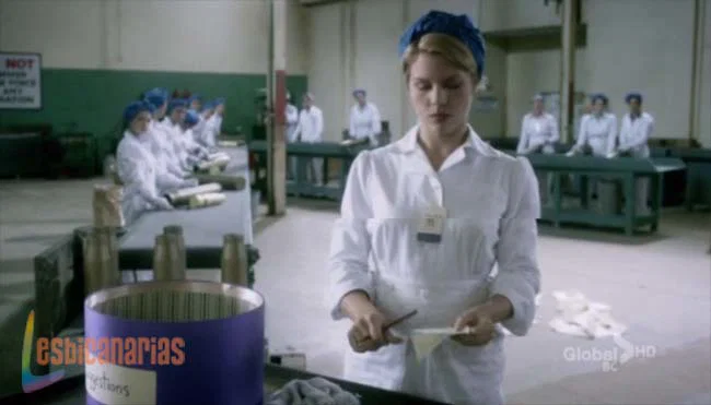 Betty y Kate 1x02-06 Betty escribiendo su sugerencia