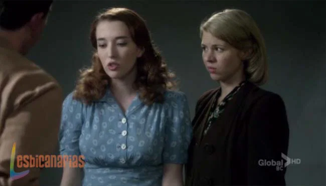 Betty y Kate 1x02-07 Betty y Kate reclamando al fotógrafo