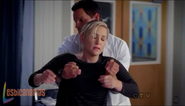 Alex sosteniendo a Arizona Alex sosteniendo a Arizona