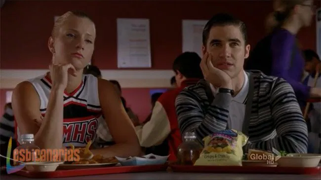 Brittany y Blaine suspirando por sus amores
