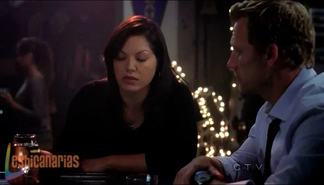 Callie bebiendo en el bar con Owen Callie bebiendo en el bar con Owen
