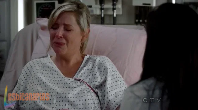 Callie y Arizona 9x02-03 Arizona llorando junto a Callie