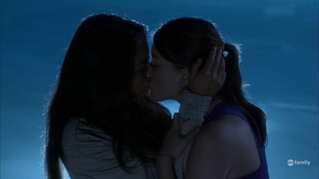 Paige y Emily beso Paige y Emily beso
