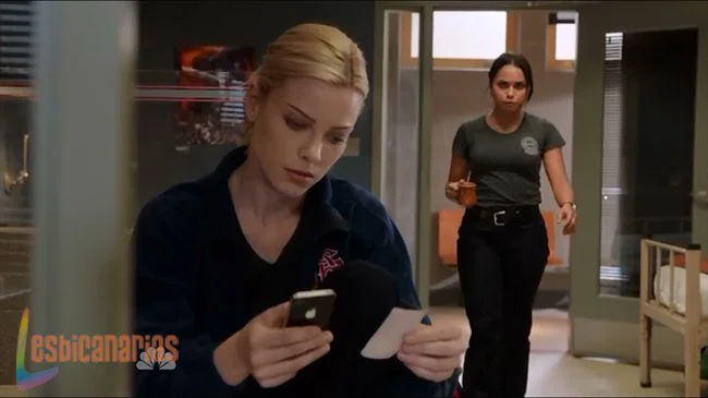 Leslie Shay 1x04-08 Gabriela interrumpe la llamada de Shay