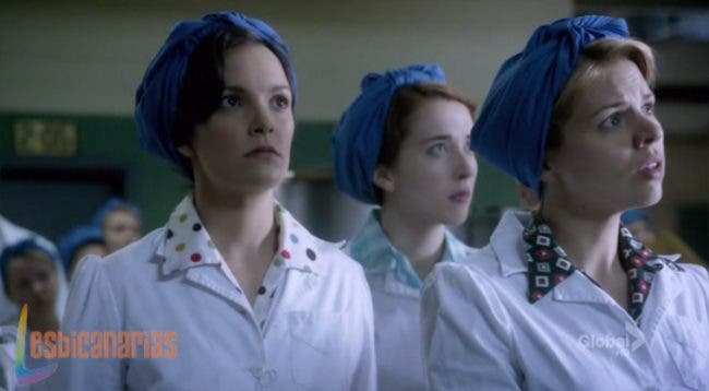 Betty, Kate y Gladys oyendo las noticias