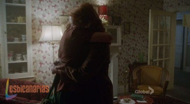Betty y Kate abrazándose