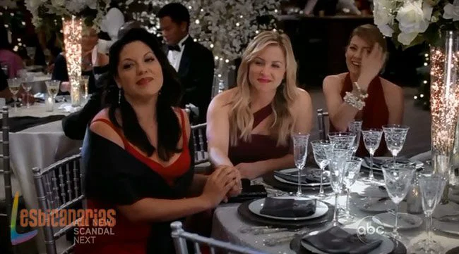 Callie y Arizona de la mano