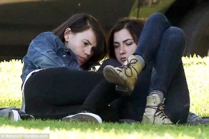 Clea DuVall y su novia en el parque