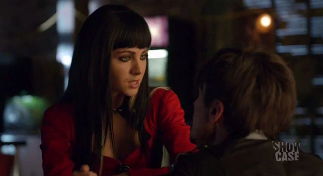 Kenzi platicando con Vex