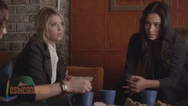 Emily y Page 3x21-04