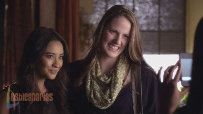 Emily y Paige 3x22-05